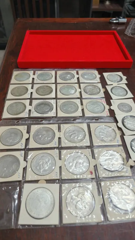 ถาดเหรียญเงินที่รับซื้อเข้ามา